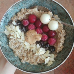 Owsianka bananowa (banalnie prosta). Jak wzbogacić owsiankę w białko? Jakie mleko roślinne do owsianki?