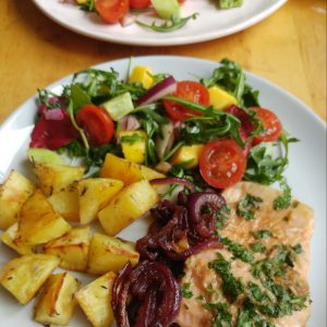 Pstrąg tęczowy z ziemniaczkami/komosą ryżową  i kolorową sałatką