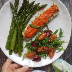 Pieczone szparagi podane z delikatną rybą w sosie paprykowo-bazyliowym