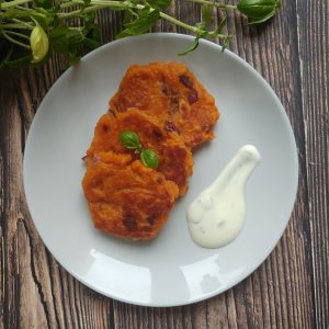Placuszki z batata z czerwoną cebulką i sosem jogurtowo- bazyliowym