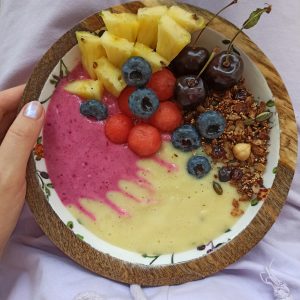 Smoothie bowl ananasowo- buraczany z domową granolą i owocami. JAk wybrać dobre płatki w sklepie.